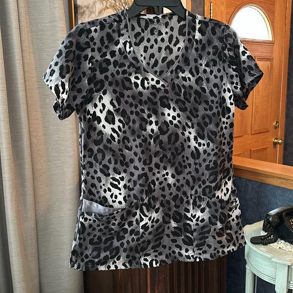 Jockey Wildcat style 2344 pewter/black animal print scrub top size XS ~ like new - Picture 5 of 8